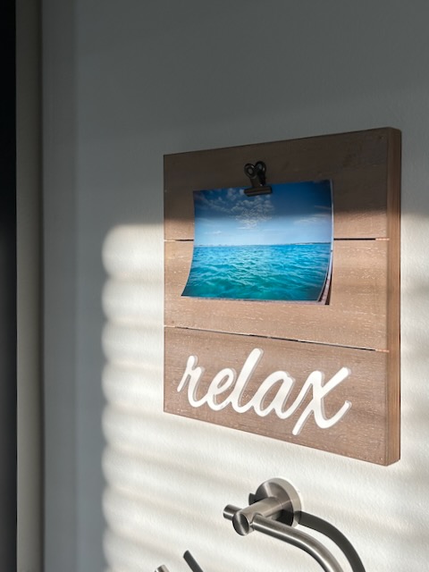 Wall picture that says relax